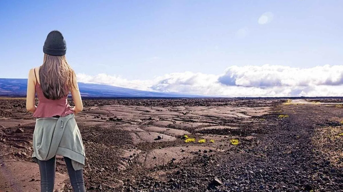 Coach travellers at the Kilauea caldera overlook on a Big Island volcano tour from Oahu with Waikiki hotel pickup, Hawaii